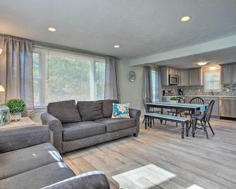 Updated Plymouth Home Less Than 2 Miles to Waterfront! - Plymouth - Wohnzimmer