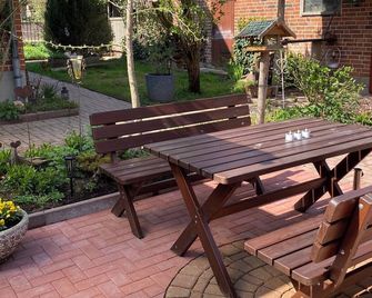 Apartment in the romantic gardenbrNote days of action !!! - Amelinghausen - Patio