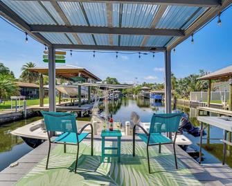 Boat Dock and Kayaks Canalfront Home in Homosassa - Homosassa - Patio