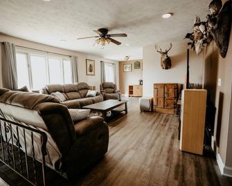 Millard Quack House Near I-80/Millard - West Omaha - Chalco - Living room