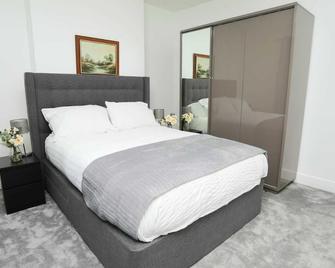 Impeccable 3 Bedroom House - Welling - Bedroom