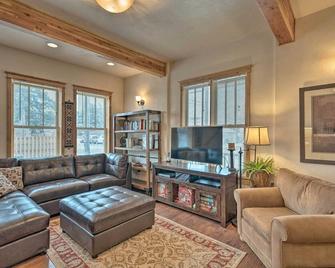 Updated Townhome with Hot Tub - Walk to Downtown! - Red Lodge - Living room