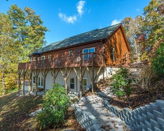 Swiss Pine Lodge, Hot tub+Fire-Pit, Grill, Mtn View, Game Room, Scenic Vistas! - Spruce Pine - Building