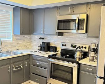 Beautifully furnished 2-bedroom one bath apartment with fitness room, in Toledo - Toledo - Kitchen