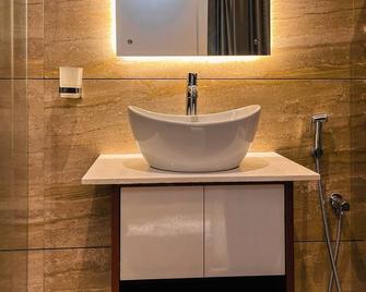 Bbc Luxury Apartments - Perintalmanna - Bathroom