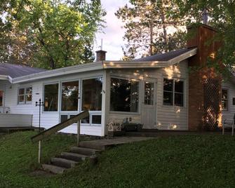 A charming home on a beautiful peninsula on a crystal clear lake. - Eveleth - Building