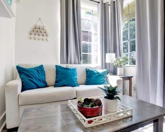 Charming Midtown Apt - Hannon Hideaway Unit A - Mobile - Living room