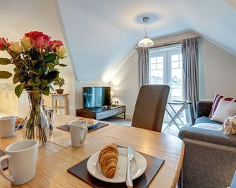 The Spencer Suite Vanbrugh 5 | Oxford Holiday Let | 2 Beds & Sleeps 4 - Oxford - Dining room