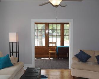 Sailor's Delight - Remodeled And Super Cute! - Manistee - Living room