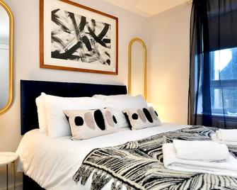 Pass the Keys Perfectly located stylish 2 bed home with Parking - Newport - Bedroom