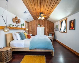 Casita De La Paz | Chiminea | Great Tub - Fredericksburg - Habitación