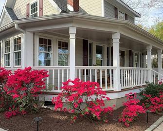 Charming 1930 Bungalow Home in Downtown Cary ! - Cary - Building