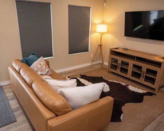 Stunning Mid-Valley House with Texas Size Backyard in Weslaco - Weslaco - Living room