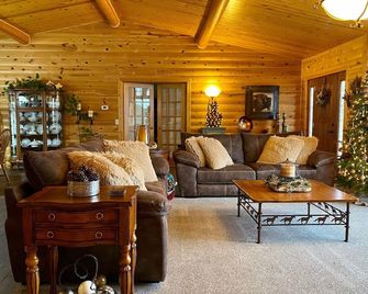 Crow Peak's Last Best Place - Spearfish - Living room