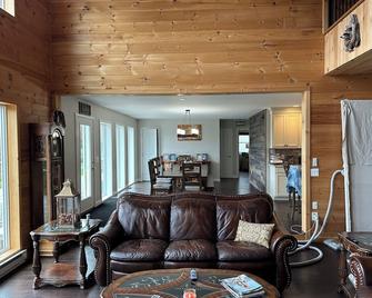 Cozy 4-bedroom home in delightful East Meredith with AC, WiFi - East Meredith - Living room