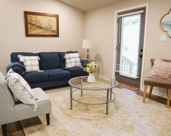 Charming 4-bedroom house with WiFi, AC in pleasant Chesterfield - Chesterfield - Living room