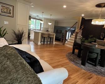 Charming Saratoga Home - Ballston Spa