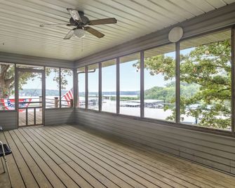 4-bedroom Waterfront Home on Lake Barkley at Eddy Creek Marina Resort. - Eddyville - Balkón