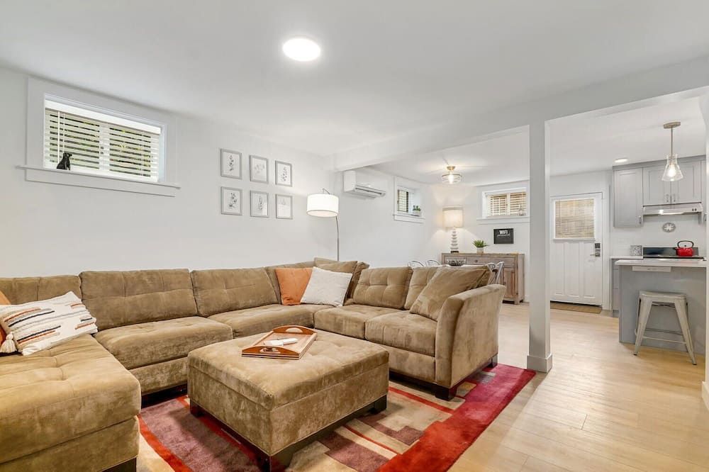 Large Private Apartment. One block to Burke Gilman & Bus. .5M to Children's - סיאטל - סלון