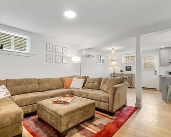 Large Private Apartment. One block to Burke Gilman & Bus. .5M to Children's - סיאטל - סלון