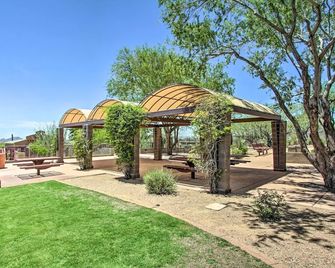 Family home Pool + Hot Tub King Suite near Mayo Clinic, Hiking, Parks, pets,WiFi - Anthem
