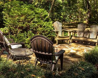 In Town, Yet Wooded - Cozy 2BR Cabin in Mentone - Mentone - Patio