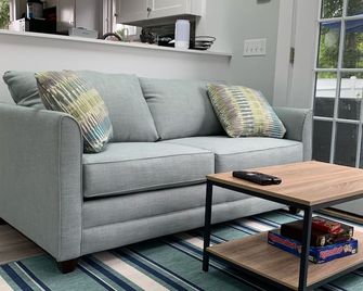 Beautiful Free-Standing Cottage, In The Heart of Provincetown. - Provincetown - Living room