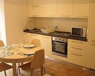 Apartment In Village Centre, Well Located For Local Restaurants And Shops - San Terenziano - Cocina