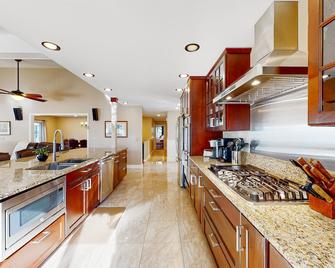 Malletts Bay Getaway - Colchester - Kitchen