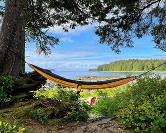 So Damn Lucky Glamping - Ucluelet