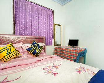 OYO 2327 Dome Hotel - Probolinggo - Bedroom