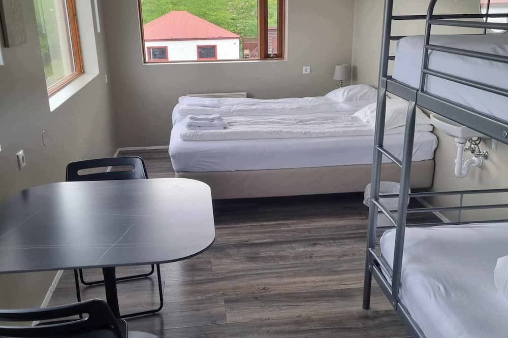 Við Hafið Guesthouse