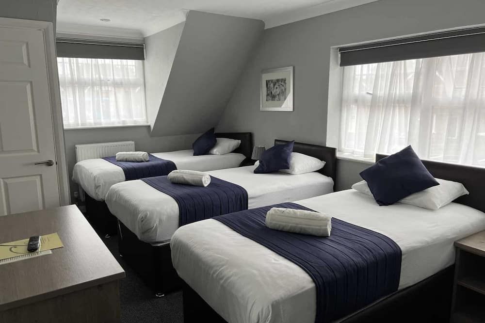 Corner House Hotel Gatwick with bookable Holiday parking thumbnail 3