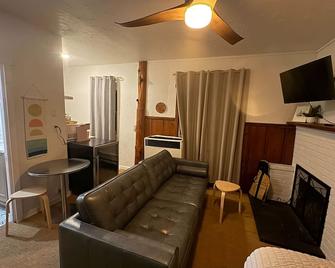 Three Pines Cabins - Big Bear Lake - Living room