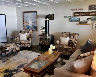 Unwind Recharge Repeat│family-friendly lakefront cottage sleeps 8 adult and plus - Fenelon Falls - Living room