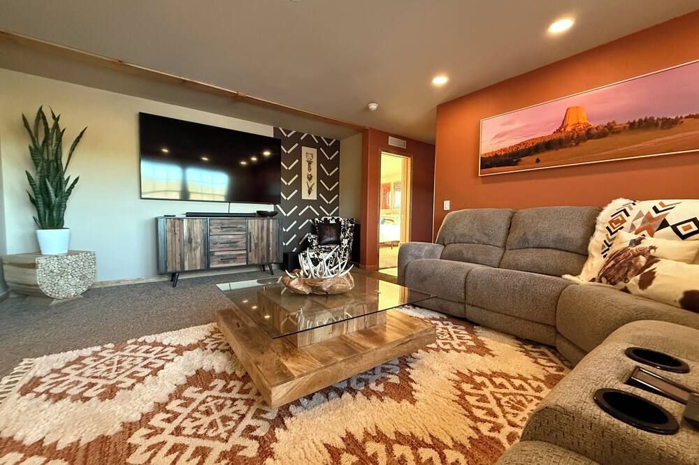 4-bedroom house in enchanting Devils Tower with Hottub and Swim Spa