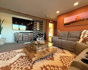 4-bedroom house in enchanting Devils Tower with Hottub and Swim Spa - Devils Tower - Living room