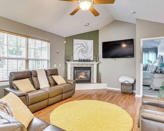 Beloit Home w/ Deck: 3 Mi to Health System Campus - Beloit - Obývací pokoj