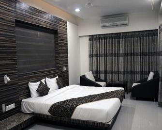 Hotel Regaal Palace - Jalgaon - Bedroom