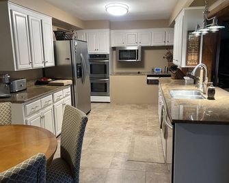 Frank Lloyd Wright Inspired House - Hamburg - Küche