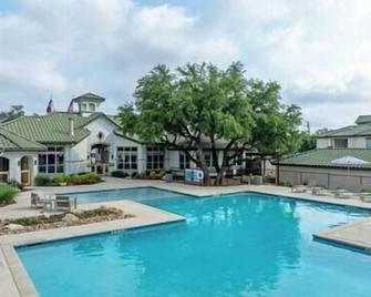 Hill Country Fairway Haven - Bee Cave - Piscina