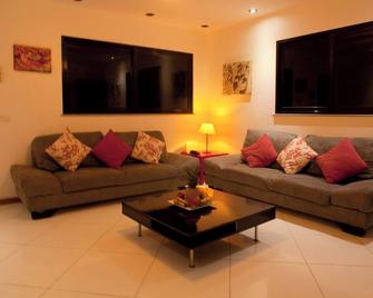 Spacious 4-bedrooms villa in charming Las Terrenas with Private Pool, AC, WiFi - Las Terrenas - Wohnzimmer