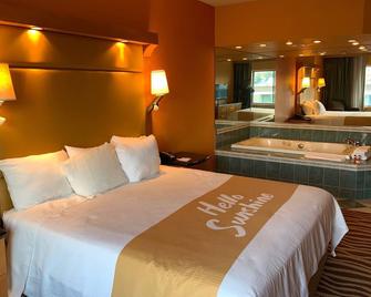 Days Inn & Suites by Wyndham Albany - Colonie - Bedroom