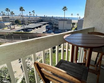 Quiet Beautiful Beach Condo steps to beach, We are the best deal! - Port Hueneme - Balkón