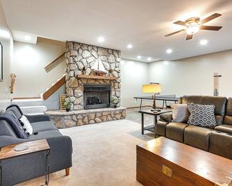 Apple Valley Home, Shared Golf Course On-site - Mount Vernon - Living room