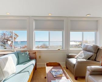 Waterfront home with ocean views, beach access, AC & washer/dryer - dog-friendly - Rockland - Huiskamer