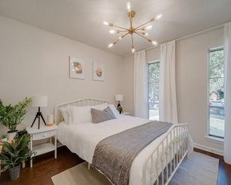 Stunning 4br 2ba Hot Tub Cozy Holiday Home In Plano - Plano - Bedroom