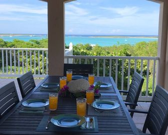 Private w/amazing views of the Atlantic, airy lanai 5 min to white powder beach! - Clarence Town - Balcón