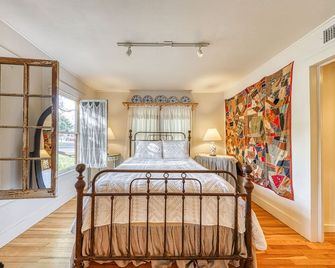 Historic, farmhouse with lush covered patio - near wineries & Main St. - Fredericksburg - Bedroom