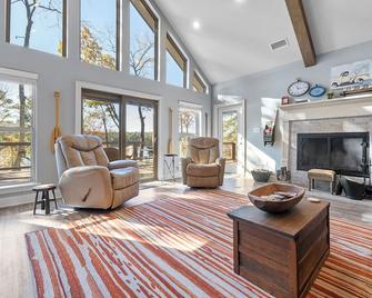 Relax in the Blue Cottage Retreat w/ lakefront views & walk down access to water - Clinton